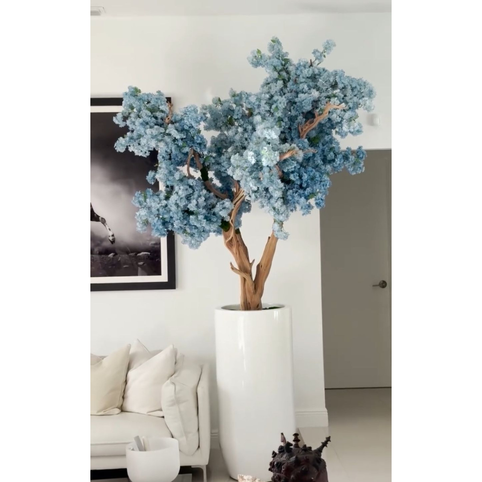 Blaue Kirschblüten in mattweißer St. Tropez Vase