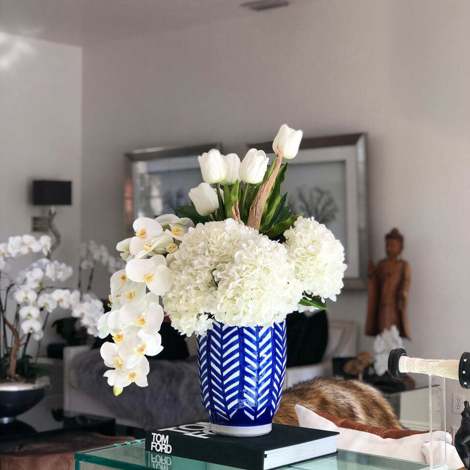Gemischtes Blumenarrangement in gestreifter Inka-Vase