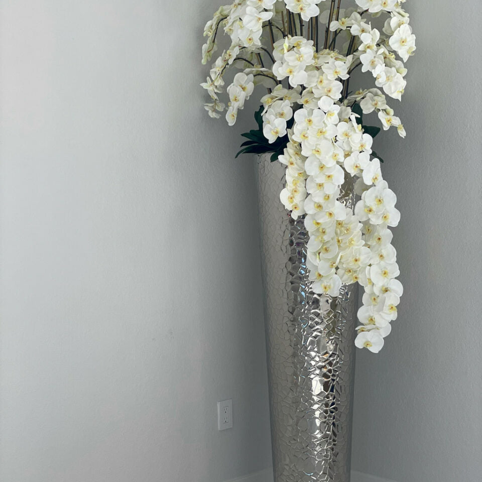 Kaskadierende Phalaenopsis-Orchideen in extra hoher Hammerschlag-Vase