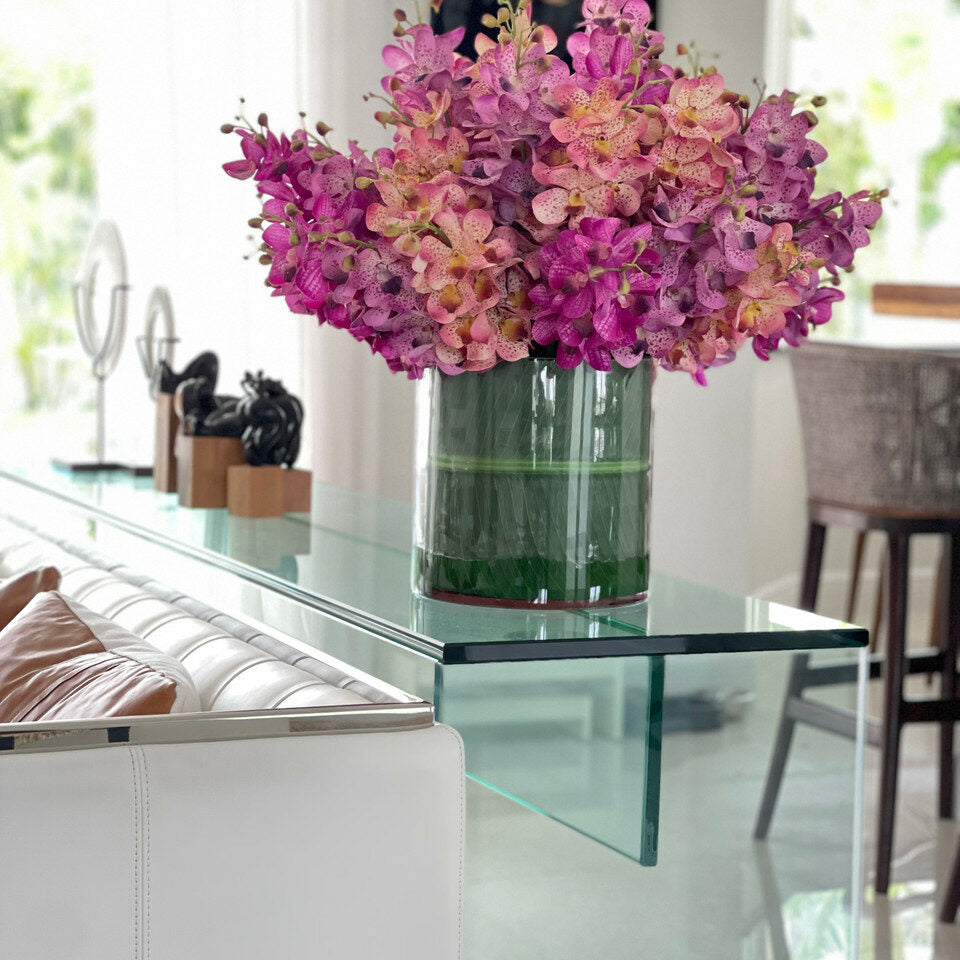Buntes Mokara-Orchideenarrangement im großen Rota-Glaszylinder