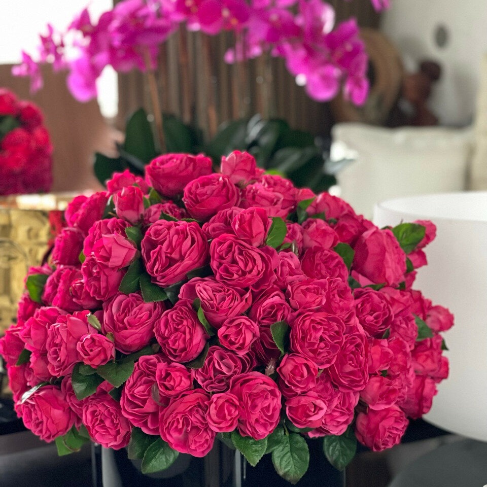 Dunkelrosa englische Rosen in schwarzer Glasvase