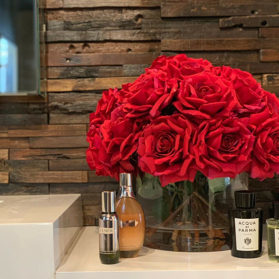 Künstliche rote Rosen in Zylindervase