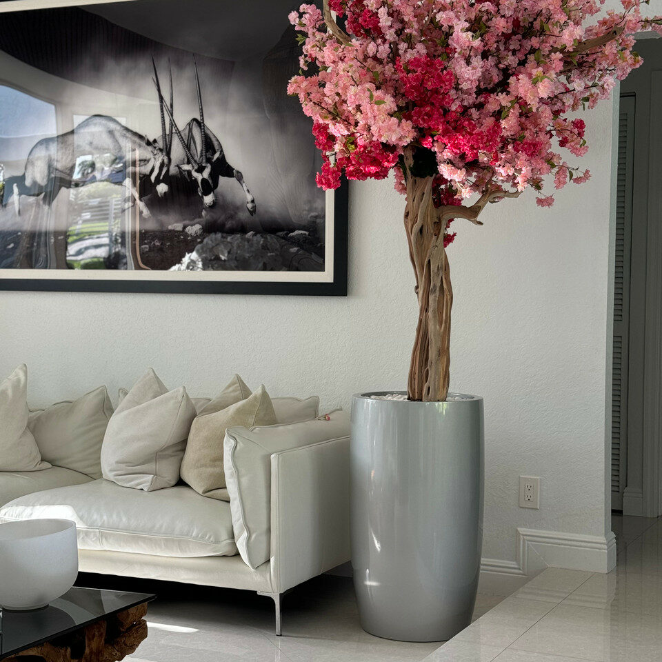 Glänzend silberne Lissabon-Vase mit personalisierten rosa Kirschblüten in drei Farbtönen