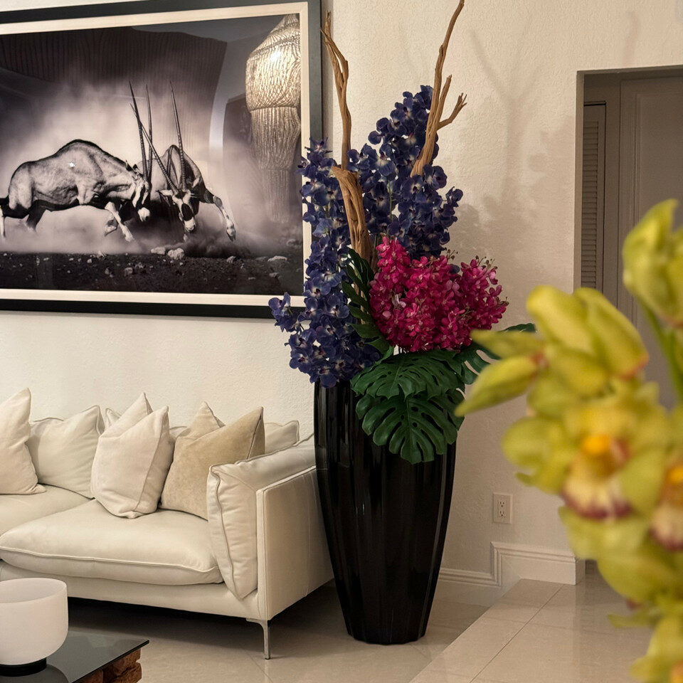 Weiße Vanda-Orchideen in glänzend schwarzer San Jose Vase