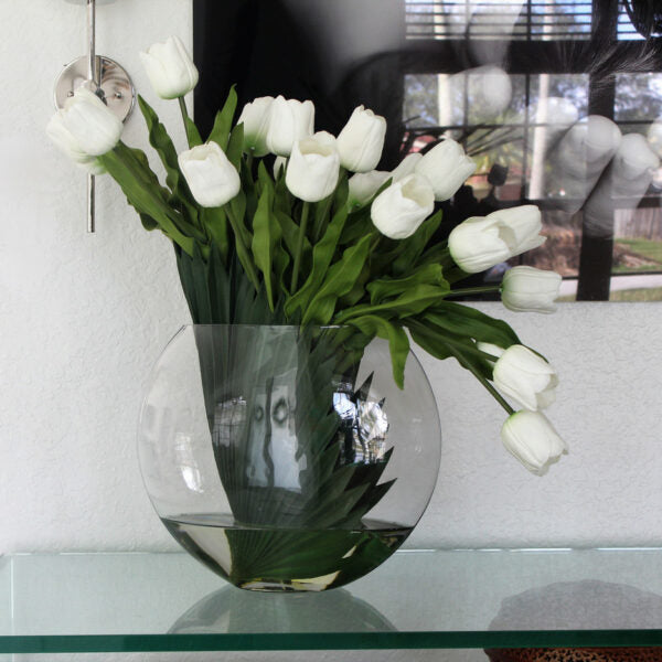 Weiße Tulpen in eleganter Moon Vase
