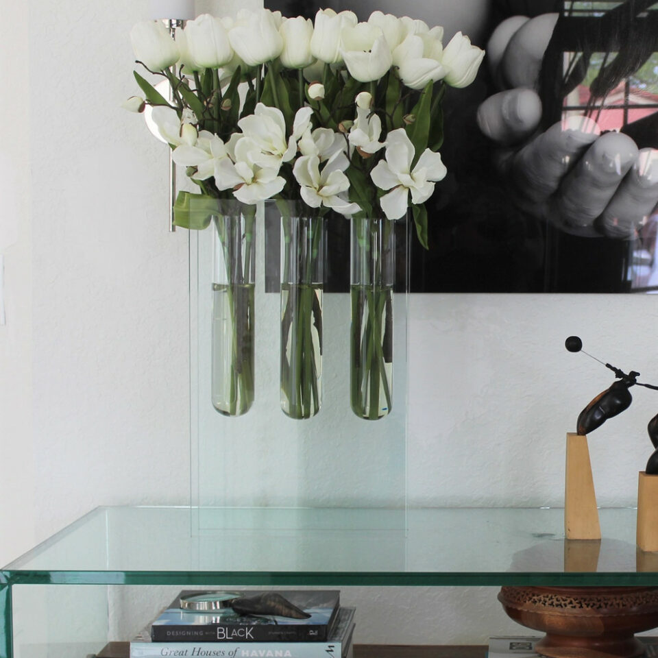 Weiße Tulpen in dreiteiliger Vase