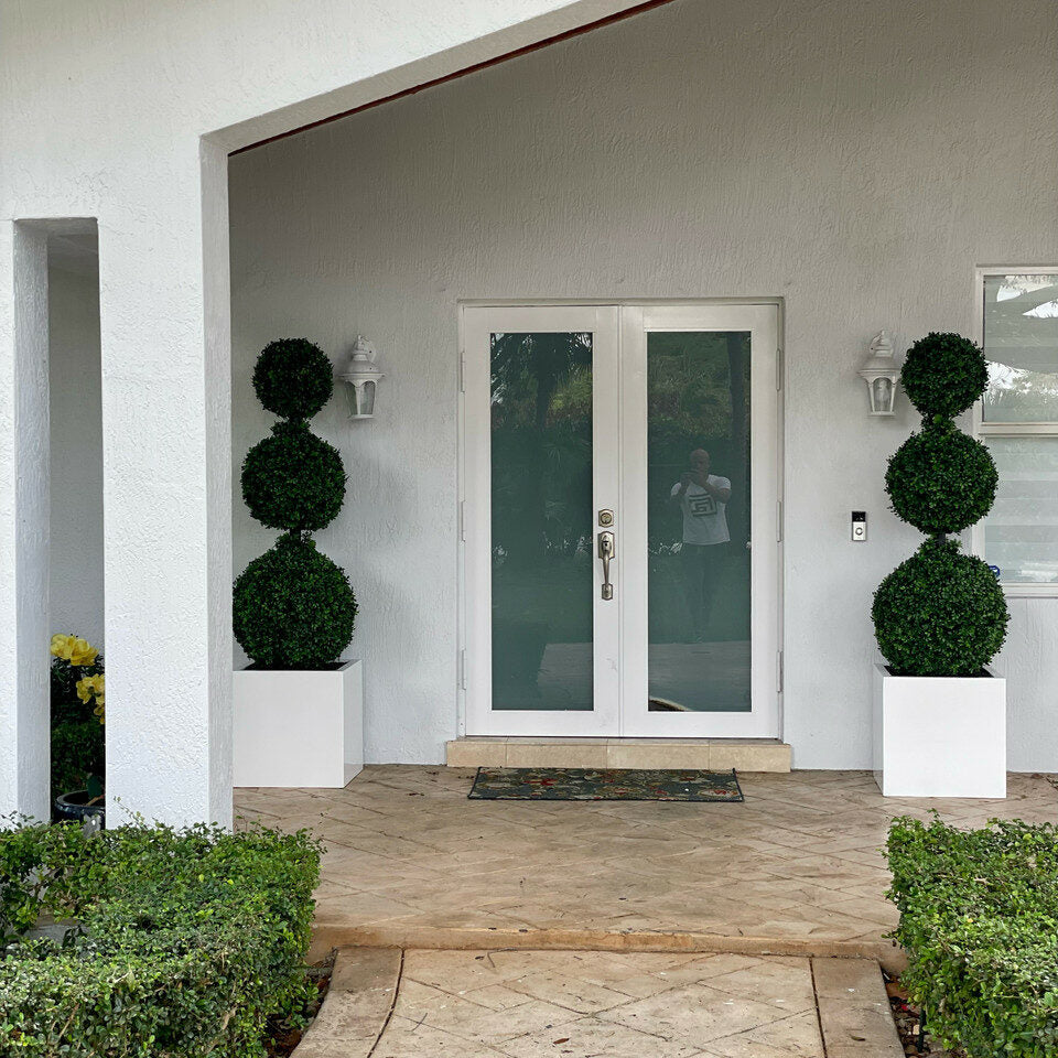 Dreifach-Kugel-Topiary im großen Block-Pflanzgefäß aus Fiberglas