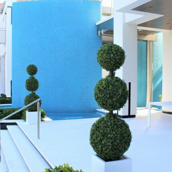 Dreifach-Kugel-Topiary im mittelgroßen Block-Pflanzgefäß aus Fiberglas