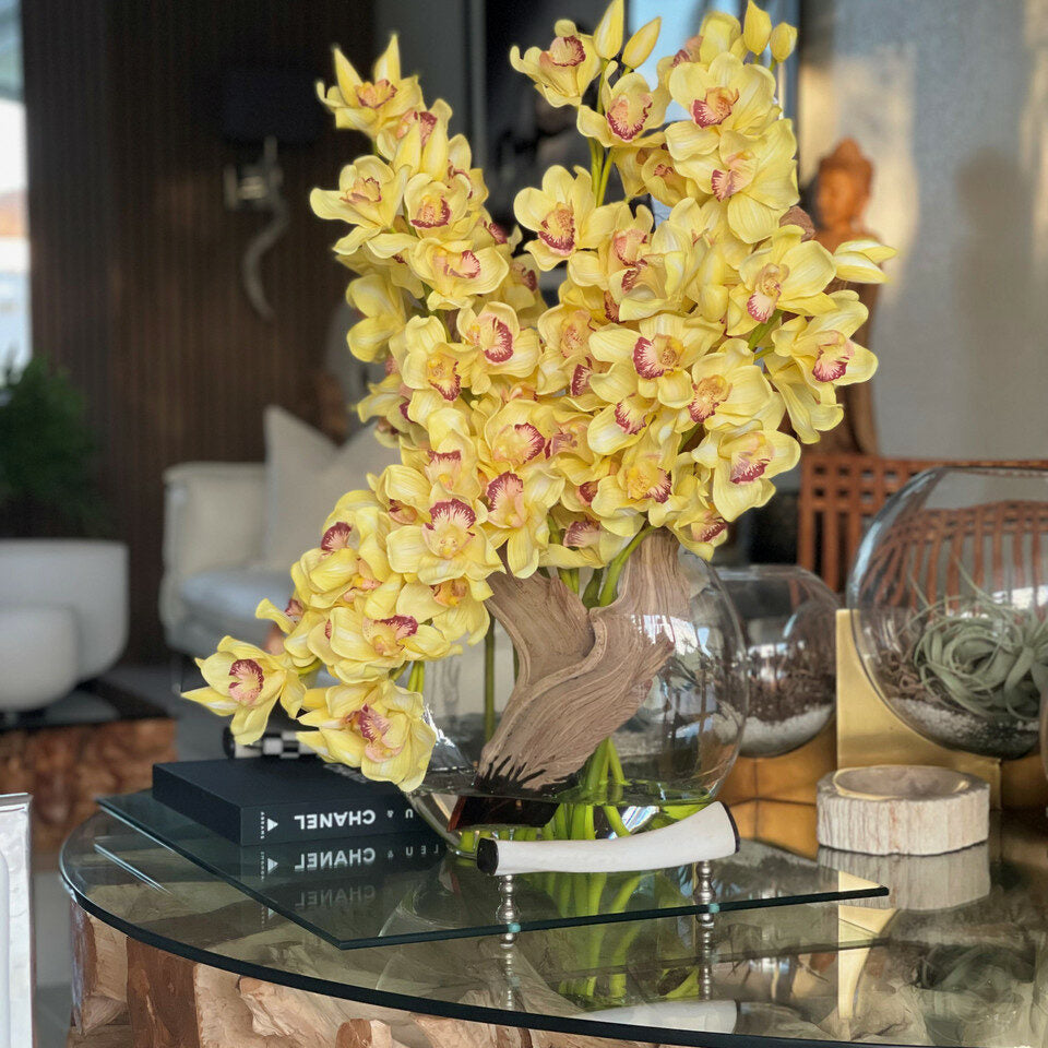 Cymbidium-Orchideenarrangement in Gelb mit Mondvase