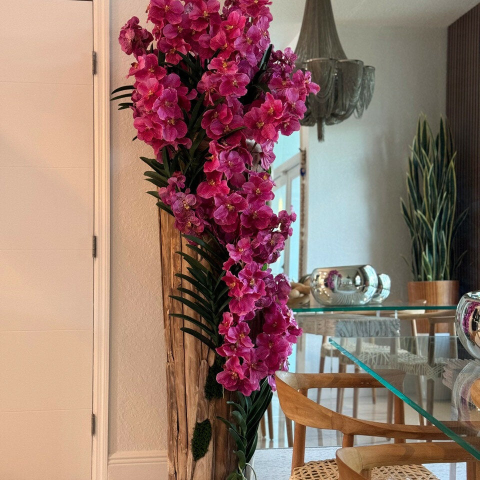 Pinke Vanda-Orchideen in großer Teakholzvase mit natürlicher Kante