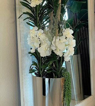 Weiße Vanda-Blüten im eleganten Edelstahlgefäß