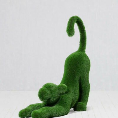 Baby-Löwen-Topiary in streckender Pose