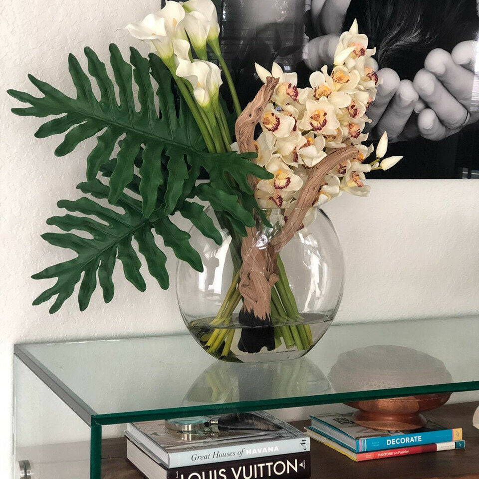 Cymbidium-Orchideen und Calla-Lilien in Lunarvase