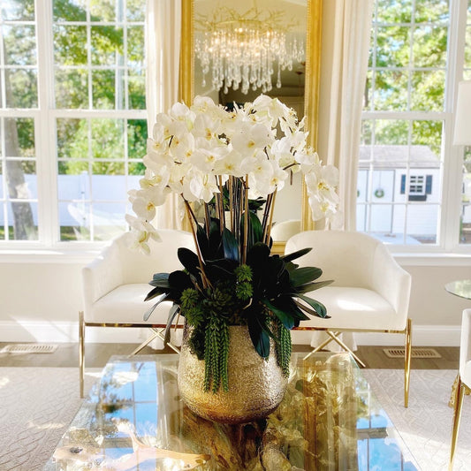 Goldene Delaney-Vase mit mehreren Phalaenopsis-Stielen und Sukkulenten