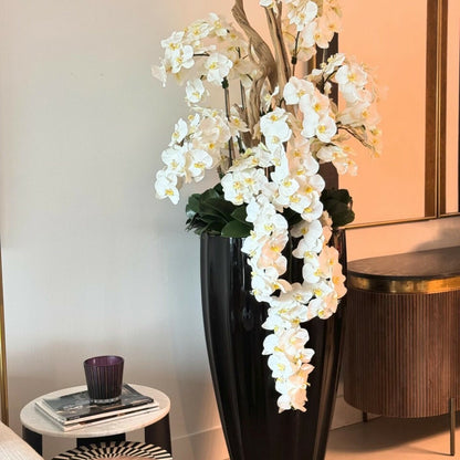 Weiße Kaskaden-Orchideen in sandbeiger San Jose Vase