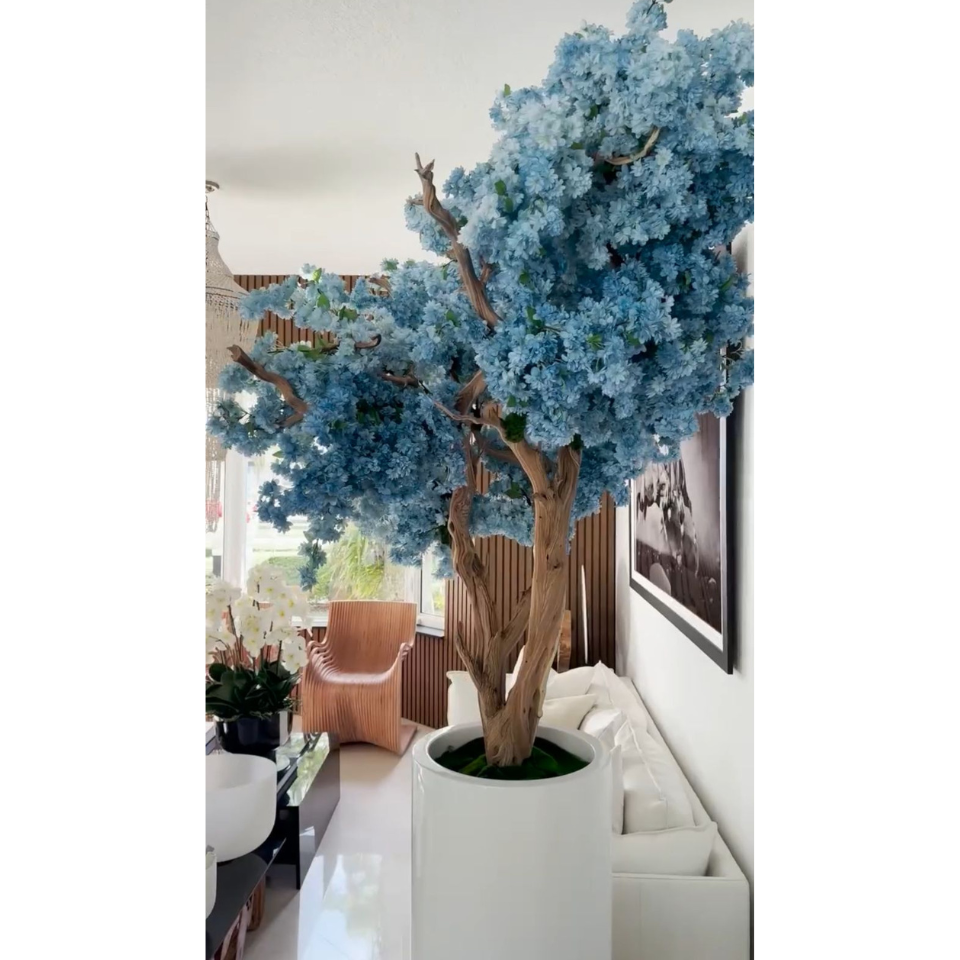 Blaue Kirschblüten in mattweißer St. Tropez Vase