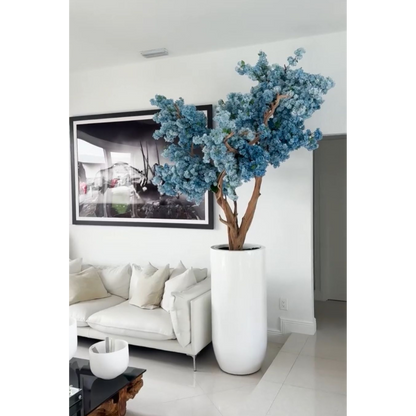 Blaue Kirschblüten in mattweißer St. Tropez Vase