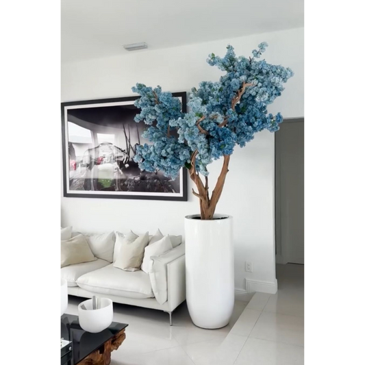 Blaue Kirschblüten in mattweißer St. Tropez Vase