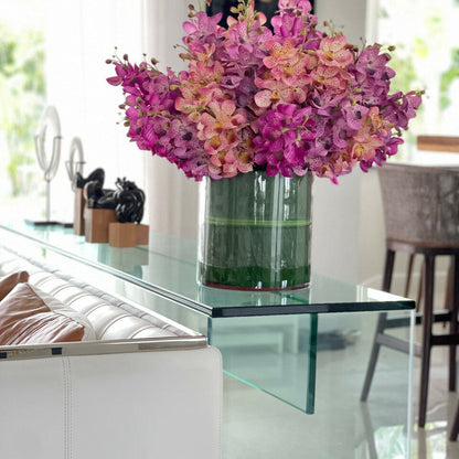 Buntes Mokara-Orchideenarrangement im großen Rota-Glaszylinder