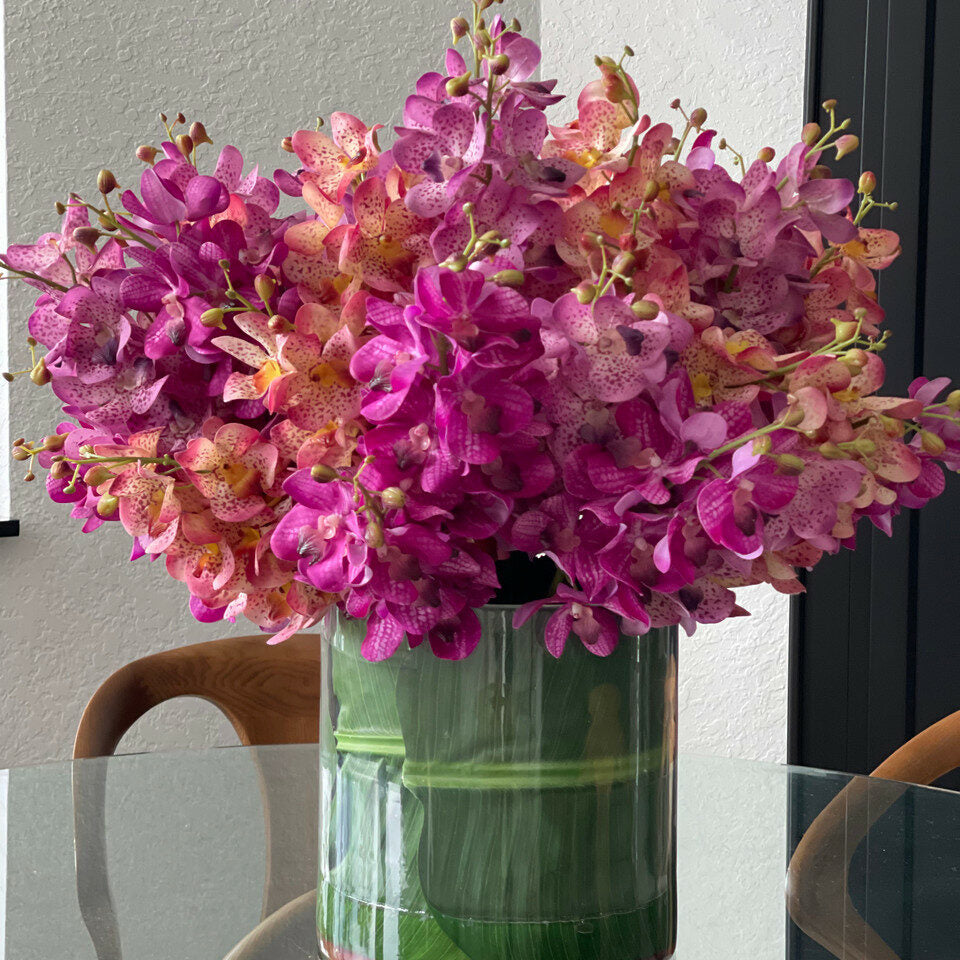 Buntes Mokara-Orchideenarrangement im großen Rota-Glaszylinder