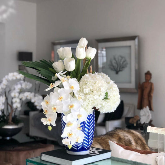 Gemischtes Blumenarrangement in gestreifter Inka-Vase