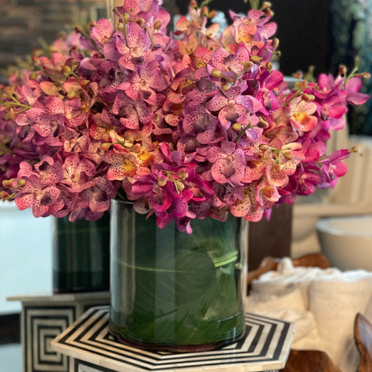 Buntes Mokara-Orchideenarrangement im großen Rota-Glaszylinder