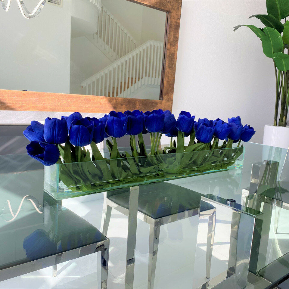 Blaue Tulpen in moderner Glasvase