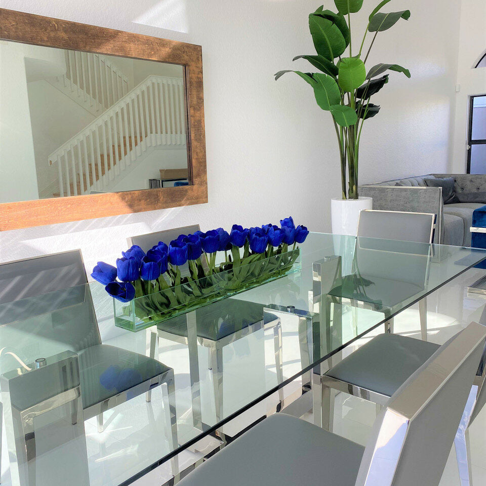Blaue Tulpen in moderner Glasvase