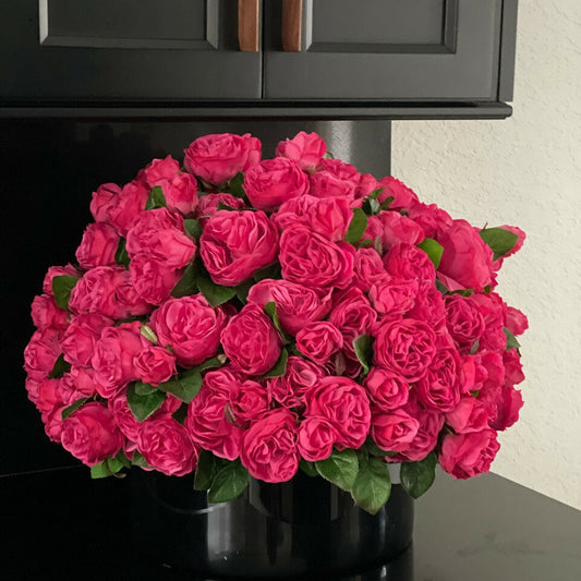 Dunkelrosa englische Rosen in schwarzer Glasvase