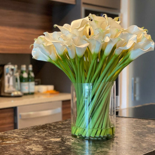 Calla-Lilien im dekorativen Glaszylinder