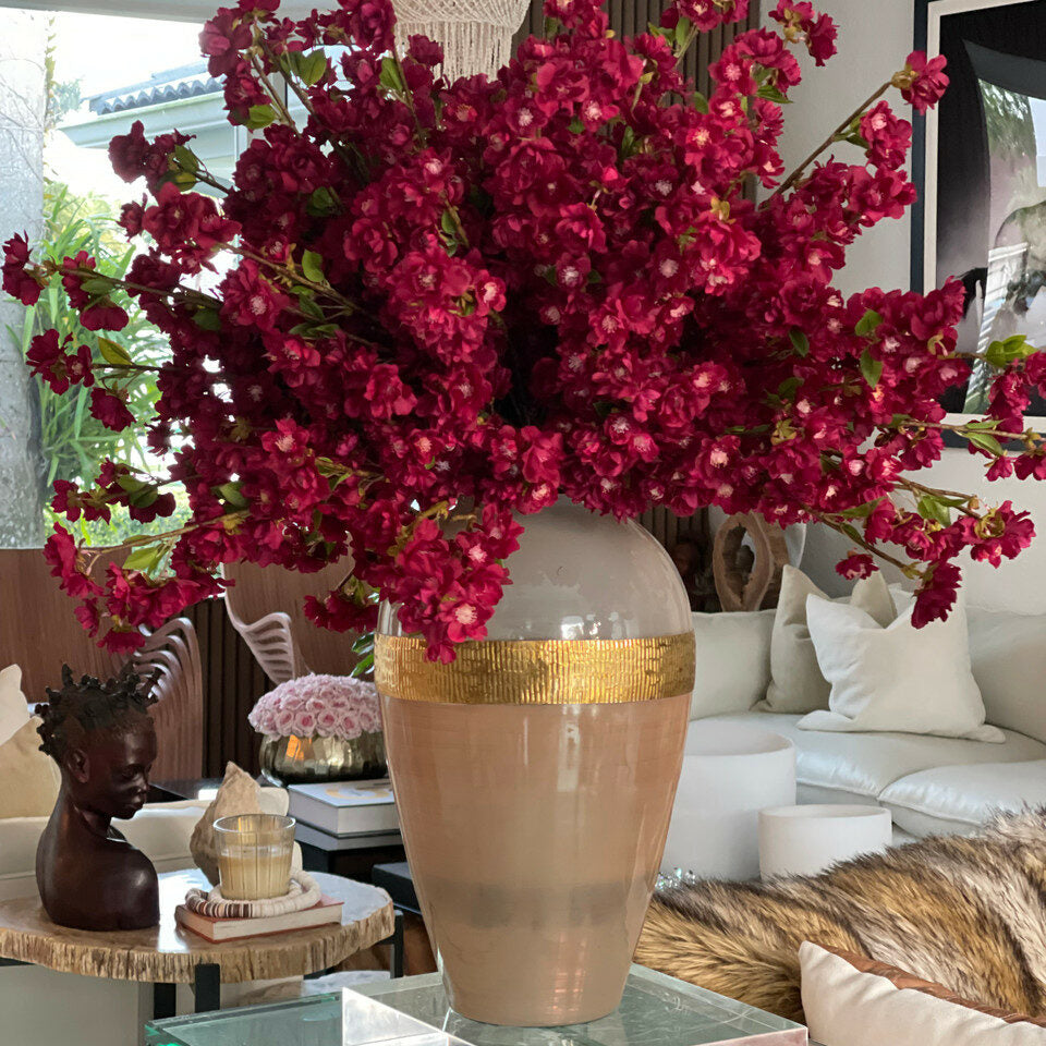 Bordeauxfarbene Kirschblüten in der Goddess-Vase