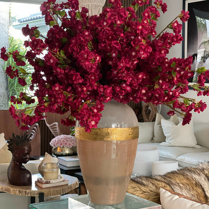 Bordeauxfarbene Kirschblüten in der Goddess-Vase