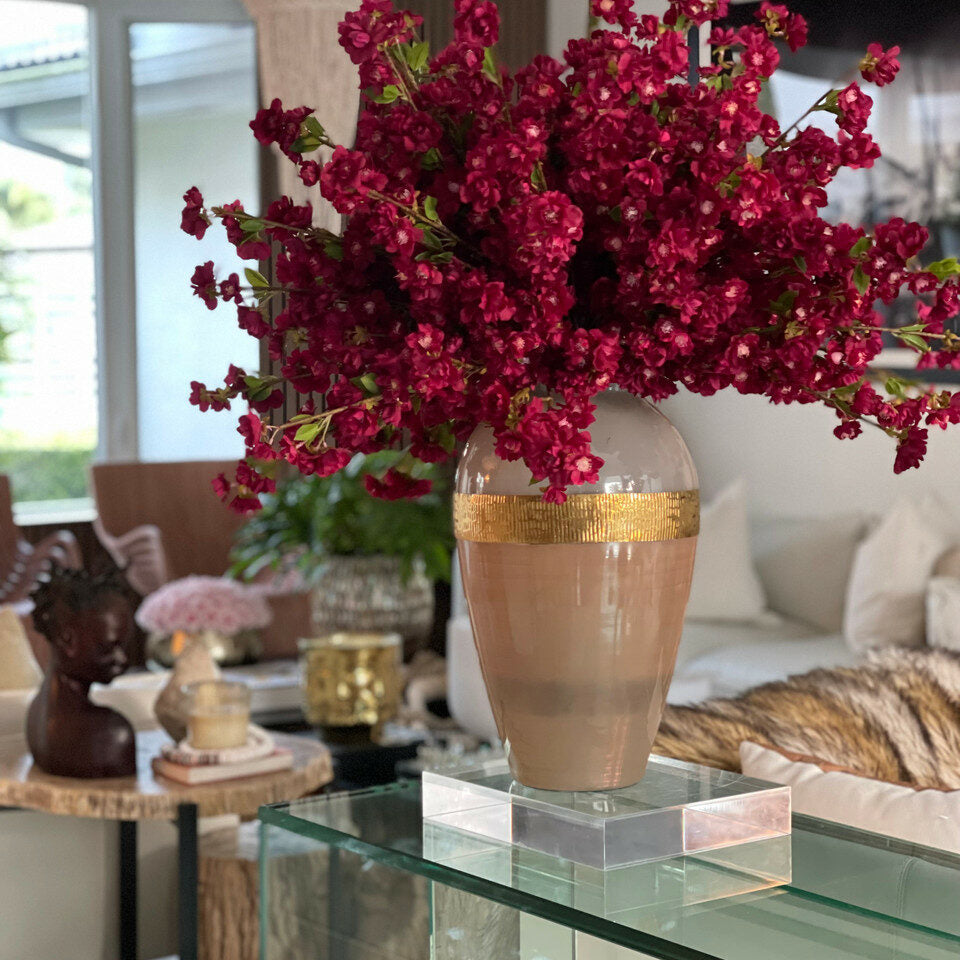 Bordeauxfarbene Kirschblüten in der Goddess-Vase