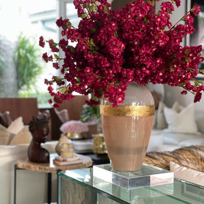 Bordeauxfarbene Kirschblüten in der Goddess-Vase