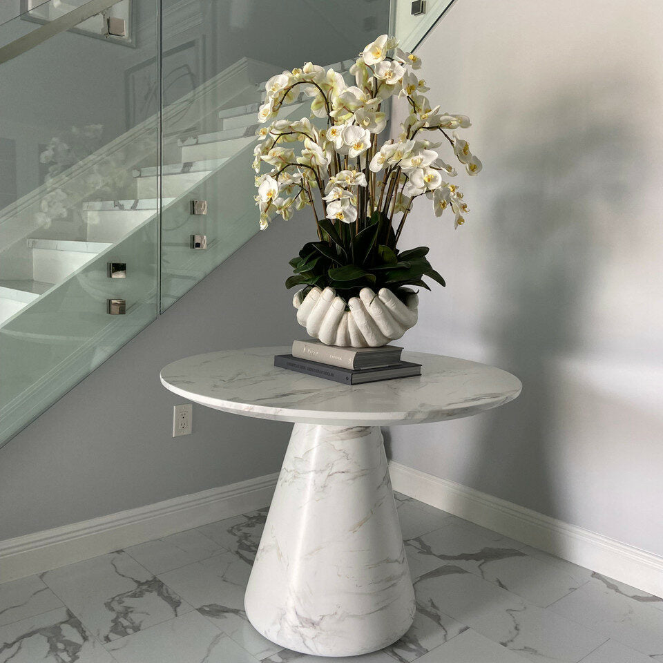 Weiße Phalaenopsis-Orchideen in Skulpturvase „Offene Hände“