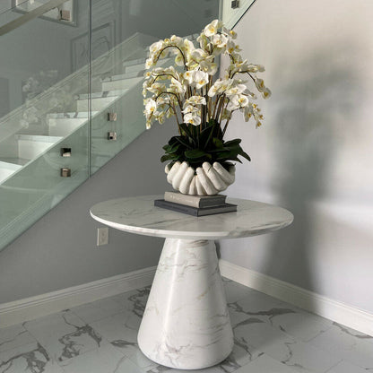 Weiße Phalaenopsis-Orchideen in Skulpturvase „Offene Hände“