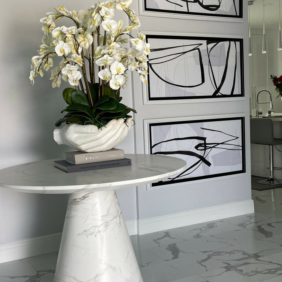 Weiße Phalaenopsis-Orchideen in Skulpturvase „Offene Hände“