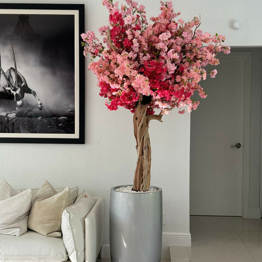 Glänzend silberne Lissabon-Vase mit personalisierten rosa Kirschblüten in drei Farbtönen
