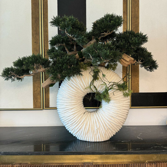 Hängender Bonsai mit Treibholz in großer Eternity-Vase
