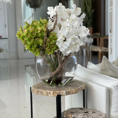 Weiße Vanda-Orchideen mit grünen Cymbidien in Moon Vase