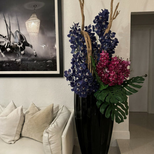 Weiße Vanda-Orchideen in glänzend schwarzer San Jose Vase