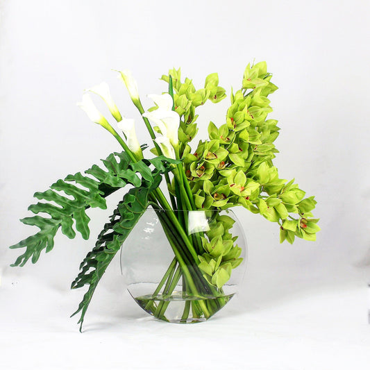 Grüne Cymbidien und Callas in Lunarvase