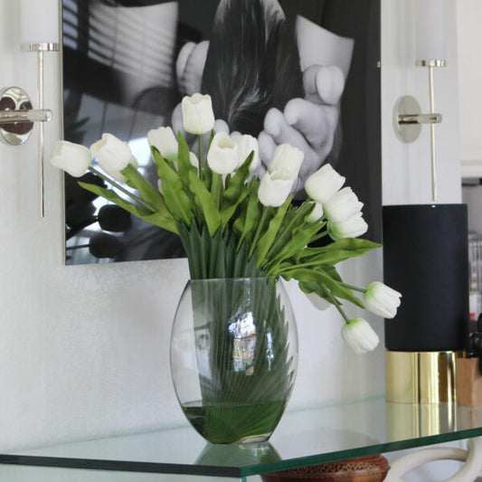 Weiße Tulpen in eleganter Moon Vase