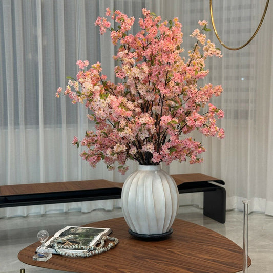 Astoria-Vase mit rosa Kirschblütenzweigen