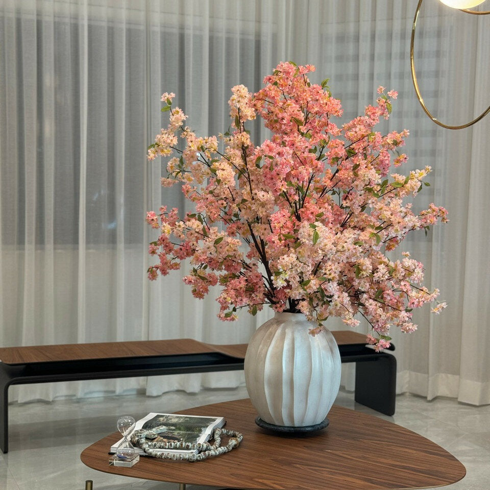 Astoria-Vase mit rosa Kirschblütenzweigen