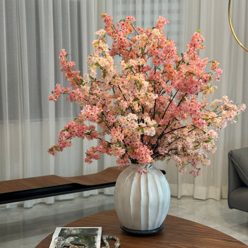 Astoria-Vase mit rosa Kirschblütenzweigen