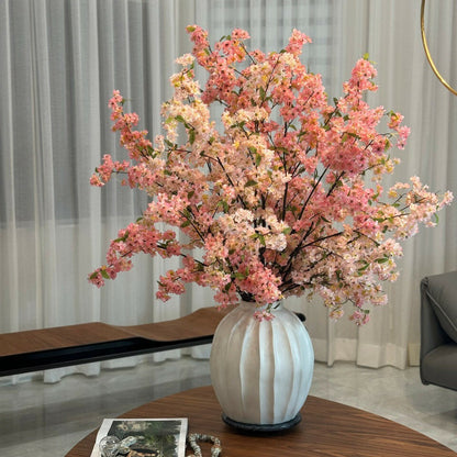 Astoria-Vase mit rosa Kirschblütenzweigen