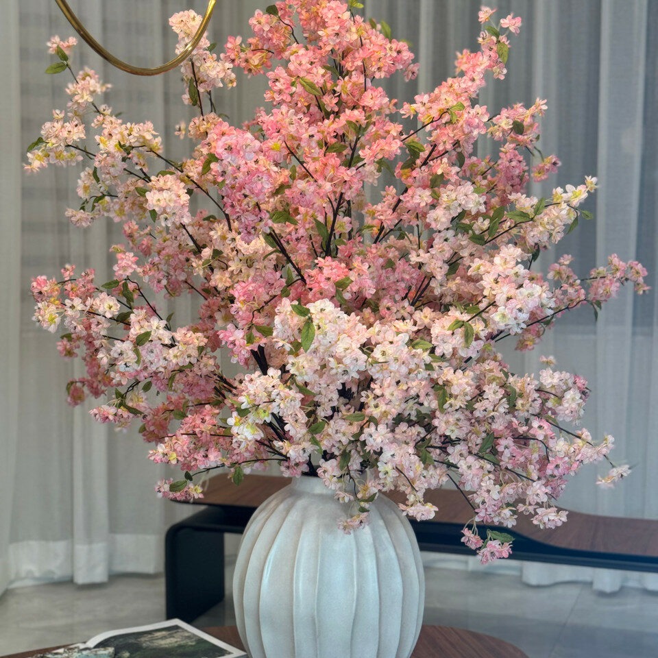 Astoria-Vase mit rosa Kirschblütenzweigen