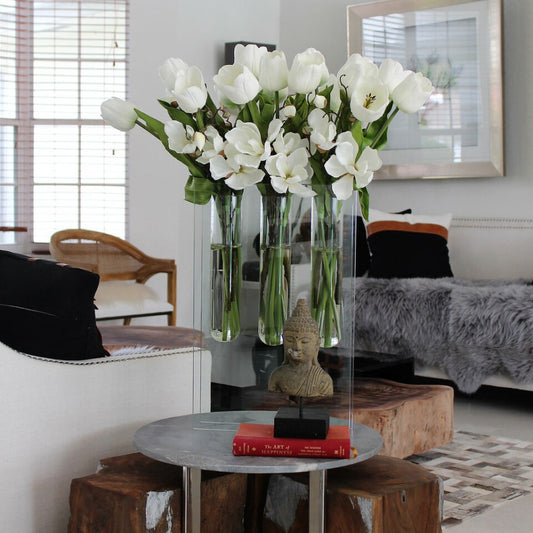 Weiße Tulpen in dreiteiliger Vase