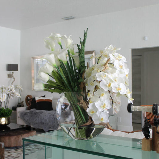 Gemischtes Blumenarrangement in Moon Vase